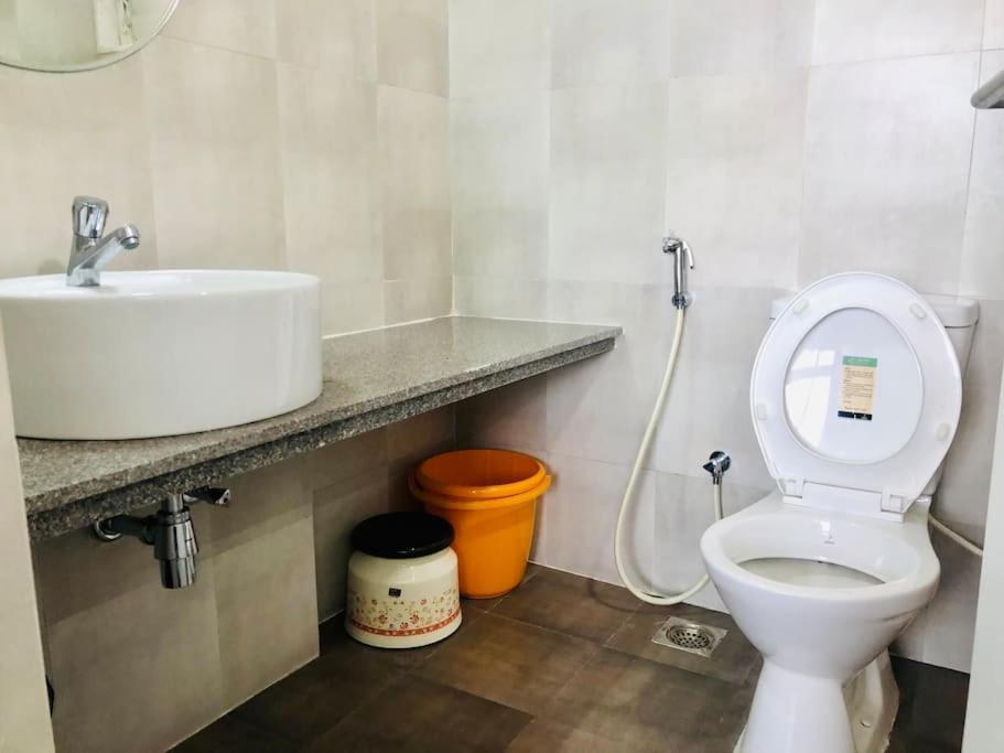 Lovely 2-Bedroom Sea View Serviced Apartment Dabolim Goa Esterno foto